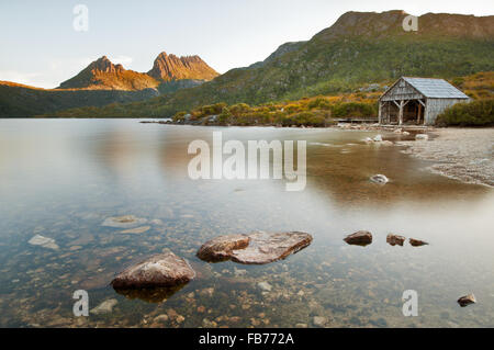 Dove Lake mit seinem historischen bootsschuppen und Cradle Mountain im Hintergrund. Stockfoto