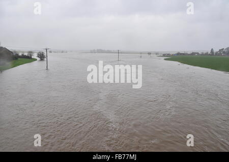 Der Fluss Don in seiner schlimmsten Form nach überschwemmt durch den Starkregen verursacht durch Sturm Frank Stockfoto