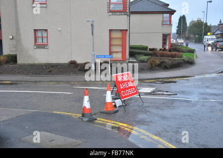 Canal Road, Inverurie wegen Überschwemmung geschlossen Stockfoto