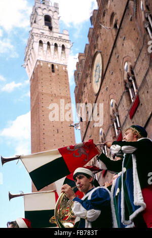 Italien, Toskana, Siena, Palio di Siena, Musiker im mittelalterlichen Kostüm führen in die Piazza Del Campo, Italien, Toskana, Siena, seine Stockfoto