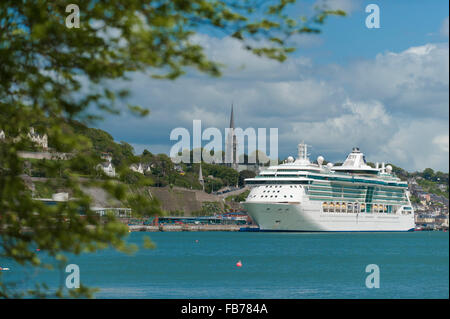 Royal Caribbean Kreuzfahrtschiff vor "Brilliance of the Seas" in Cobh Cruise Terminal, Hafen von Cork, Irland Anker Stockfoto