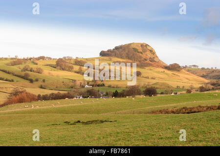 Loudoun Hill oder Loudounhill, einem vulkanischen Stecker in der Nähe der Leiter des Flusses Irvine East von Darvel in East Ayrshire, Schottland entfernt. Der Schlacht von Loudoun Hill wurde gekämpft und im Mai 1307 von einem Schotten Kraft geführt von Robert Bruce den Sieg über die Englischen von Aymer de Valence geboten gewonnen. Model Release: Nein Property Release: Nein. Stockfoto