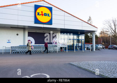 Eingang zu Lidl, der deutsche Discounter Supermarktkette. Model Release: Nein Property Release: Nein. Stockfoto