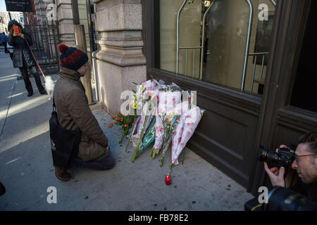 New York, USA. 11. Januar 2016. David Bowie Fans lernte früh, dass der legendäre Musiker im Alter von 69 Jahren an Krebs gestorben war. Bildnachweis: Scott Houston/Alamy Live-Nachrichten Stockfoto