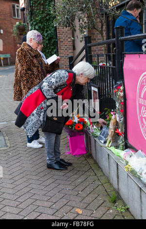 Beckenham, Süd-London, 11. Januar 2016. Mitglieder der Öffentlichkeit zu kommen, um Blumen niederzulegen und betrachten Hommagen an der ehemaligen drei Tuns Pub (heute ein Restaurant), wo David Bowie startete seine Karriere mit häufigen Sonntag Auftritte und einen folk-Club gegründet, später entwickelt in der Arts Lab Musiker David Bowie starb am 10. Januar, im Alter von 69 Jahren. Bildnachweis: Imageplotter und Sport/Alamy Live Nachrichten Stockfoto