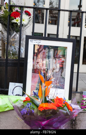 Beckenham, Süd-London, 11. Januar 2016. Blumen, Karten und Bild Hommagen an die ehemaligen drei Tuns Pub (heute ein Restaurant), wo David Bowie startete seine Karriere mit häufigen Sonntag Auftritte und gründete einen folk Club, später entwickelt in der Arts Lab Musiker David Bowie starb am 10. Januar, im Alter von 69 Jahren. Bildnachweis: Imageplotter und Sport/Alamy Live Nachrichten Stockfoto