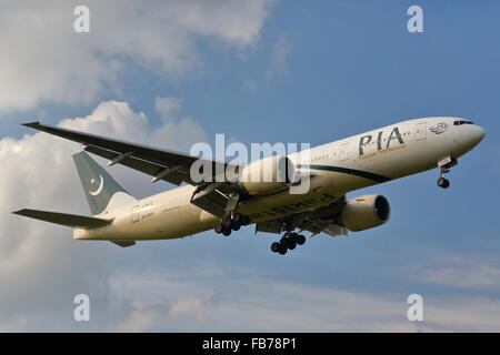 Pakistan International Airlines Boeing 777-240(ER) AP-BHX landet auf dem Flughafen Heathrow, London Stockfoto