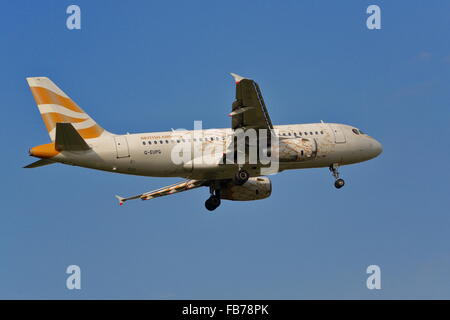 British Airways Airbus A319-131 G-EUPG in Olympia Taube Lackierung Landung in Heathrow Stockfoto