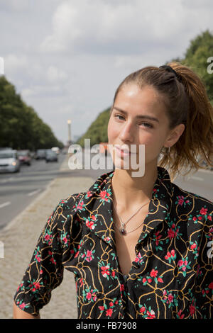 Junge Frau steht auf Straße, Porträt, Berlin, Brandenburg, Deutschland Stockfoto