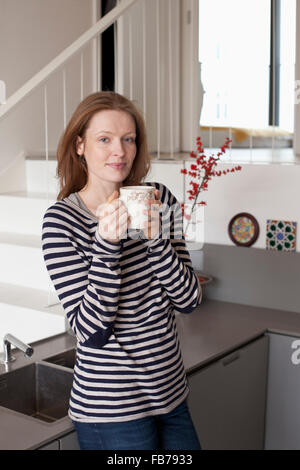 Frau halten Kaffee Tasse, portrait Stockfoto