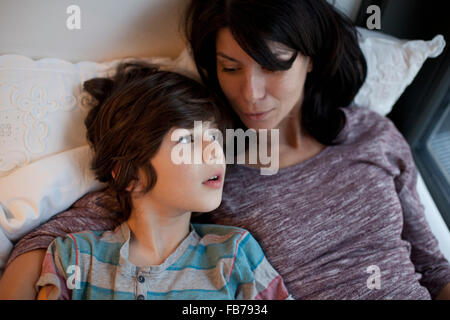 Mutter und Sohn auf Bett liegend Stockfoto