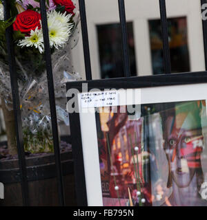 Beckenham, Süd-London, 11. Januar 2016. Tribut-Nachrichten und Blumen an die ehemaligen drei Tuns Pub (heute ein Restaurant), wo David Bowie startete seine Karriere mit häufigen Sonntag Auftritte und gründete einen folk Club, später entwickelt in der Arts Lab Musiker David Bowie starb am 10. Januar, im Alter von 69 Jahren. Bildnachweis: Imageplotter und Sport/Alamy Live Nachrichten Stockfoto