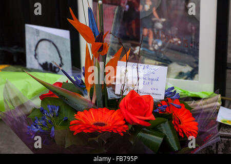 Beckenham, Süd-London, 11. Januar 2016. Tribut-Nachrichten und Blumen an die ehemaligen drei Tuns Pub (heute ein Restaurant), wo David Bowie startete seine Karriere mit häufigen Sonntag Auftritte und gründete einen folk Club, später entwickelt in der Arts Lab Musiker David Bowie starb am 10. Januar, im Alter von 69 Jahren. Bildnachweis: Imageplotter und Sport/Alamy Live Nachrichten Stockfoto