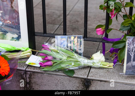 Beckenham, Süd-London, 11. Januar 2016. Tribut-Nachrichten und Blumen an die ehemaligen drei Tuns Pub (heute ein Restaurant), wo David Bowie startete seine Karriere mit häufigen Sonntag Auftritte und gründete einen folk Club, später entwickelt in der Arts Lab Musiker David Bowie starb am 10. Januar, im Alter von 69 Jahren. Bildnachweis: Imageplotter und Sport/Alamy Live Nachrichten Stockfoto