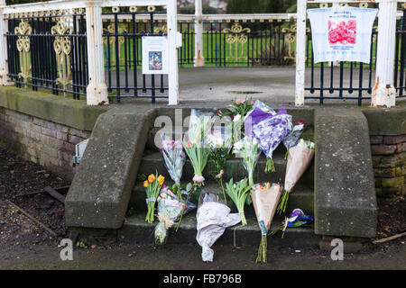 Beckenham, Süd-London, 11. Januar 2016. Tribut-Nachrichten und Blumen an der Musikpavillon in Beckenham Recreation Ground, in August1969, Bowie "free Festival" gegründet und spielte viele Melodien, die anscheinend auf seinem Album Space Oddity. Musiker David Bowie starb am 10. Januar, im Alter von 69 Jahren. Bildnachweis: Imageplotter und Sport/Alamy Live Nachrichten Stockfoto