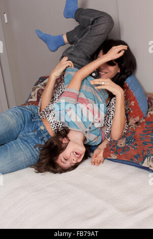 Mutter und Sohn Spaß Stockfoto