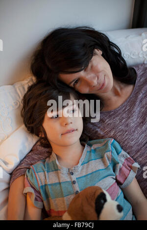 Mutter und Sohn auf Bett liegend Stockfoto