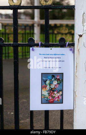 Beckenham, Süd-London, 11. Januar 2016. Tribut-Nachricht und Blumen an der Musikpavillon in Beckenham Recreation Ground, in August1969, Bowie "free Festival" gegründet und spielte viele Melodien, die anscheinend auf seinem Album Space Oddity. Musiker David Bowie starb am 10. Januar, im Alter von 69 Jahren. Bildnachweis: Imageplotter und Sport/Alamy Live Nachrichten Stockfoto