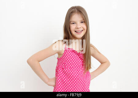 Smiley Mädchen im Sommerkleid Sonne Stockfoto