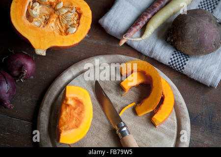 In Scheiben geschnitten squash auf Schneidebrett Stockfoto