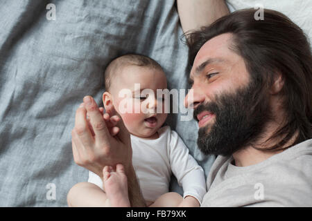Erhöhte Ansicht der liebevolle Vater und Babymädchen im Bett Stockfoto