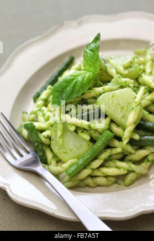 Trofie Nudeln mit Pesto, grüne Bohnen und Kartoffeln, italienische Küche Stockfoto