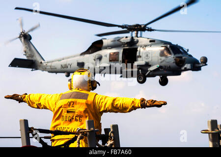 Sikorsky MH-60 Seahawk Hubschrauber, US Navy Petty Officer 3.Klasse signalisiert einen MH-60 Seahawk-Hubschrauber