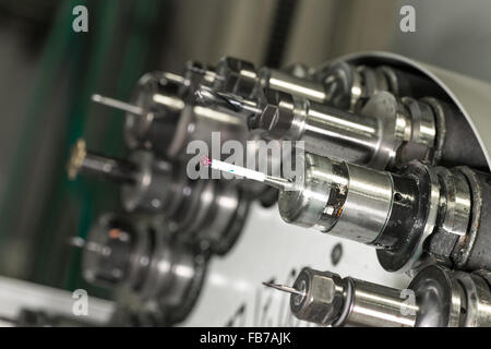 Drehkopf mit Bohr Maschine Bits und Tools eine hochpräzise Mechanik-Werks in CNC-Drehmaschine in Werkstatt Stockfoto