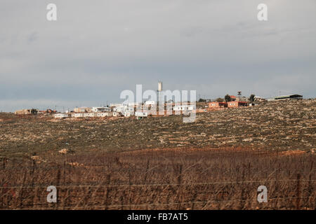 ESH Kodesh, West Bank. 11. Januar 2016. Die Esh Kodesh israelischen Außenposten im Westjordanland in der Nähe von Shilo unter der Gerichtsbarkeit des Regionalrats Mateh Binyamin. Die Siedlung wurde 1999 gegründet und beherbergt heute rund 40 Familien, die es einer nicht autorisierten Gemeinschaft von Shilo betrachten, in den Prozess der immer offiziell autorisiert. Stockfoto