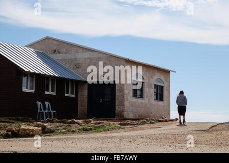 ESH Kodesh, West Bank. 11. Januar 2016. Eine junge Frau im Esh Kodesh israelischen Außenposten im Westjordanland in der Nähe von Shilo, unter der Jurisdiktion des Regionalrats Mateh Binyamin. Die Siedlung wurde 1999 gegründet und beherbergt heute rund 40 Familien, die es einer nicht autorisierten Gemeinschaft von Shilo betrachten, in den Prozess der immer offiziell autorisiert. Stockfoto