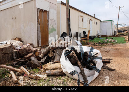 ESH Kodesh, West Bank. 11. Januar 2016. Temporäre Häuser im Esh Kodesh israelischen Außenposten im Westjordanland in der Nähe von Shilo, unter der Jurisdiktion des Regionalrats Mateh Binyamin. Die Siedlung wurde 1999 gegründet und beherbergt heute rund 40 Familien, die es einer nicht autorisierten Gemeinschaft von Shilo betrachten, in den Prozess der immer offiziell autorisiert. Stockfoto