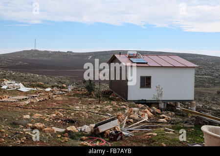 ESH Kodesh, West Bank. 11. Januar 2016. Temporäre Häuser im Esh Kodesh israelischen Außenposten im Westjordanland in der Nähe von Shilo, unter der Jurisdiktion des Regionalrats Mateh Binyamin. Die Siedlung wurde 1999 gegründet und beherbergt heute rund 40 Familien, die es einer nicht autorisierten Gemeinschaft von Shilo betrachten, in den Prozess der immer offiziell autorisiert. Stockfoto