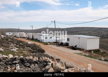 ESH Kodesh, West Bank. 11. Januar 2016. Temporäre Häuser im Esh Kodesh israelischen Außenposten im Westjordanland in der Nähe von Shilo, unter der Jurisdiktion des Regionalrats Mateh Binyamin. Die Siedlung wurde 1999 gegründet und beherbergt heute rund 40 Familien, die es einer nicht autorisierten Gemeinschaft von Shilo betrachten, in den Prozess der immer offiziell autorisiert. Stockfoto