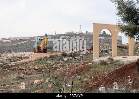 ESH Kodesh, West Bank. 11. Januar 2016. Bauarbeiten und Entwicklung im Esh Kodesh israelischen Außenposten im Westjordanland in der Nähe von Shilo, unter der Jurisdiktion des Regionalrats Mateh Binyamin. Die Siedlung wurde 1999 gegründet und beherbergt heute rund 40 Familien, die es einer nicht autorisierten Gemeinschaft von Shilo betrachten, in den Prozess der immer offiziell autorisiert. Stockfoto