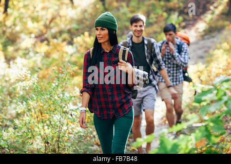 Junge Frau mit Freunden im Wald wandern Stockfoto