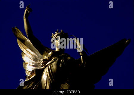 Queen Victoria Memorial, London, England. 2000, richtig bekannt als das Victoria Memorial, ist auch bekannt als die Hochzeitstorte vor Buckingham Palace am Ende der Mall in London, England positioniert. Am oberen Rand der zentralen Pylon steht eine vergoldete bronze Nike von Samothrake, stehend auf einem Globus und Handballen als Sieger aus einer Hand. Das Victoria Memorial ist ein Denkmal für Königin Victoria, befindet sich am Ende von The Mall in London, und entworfen und ausgeführt von dem Bildhauer Sir Thomas Brock. Entworfen im Jahr 1901, war enthüllt am 16. Mai 1911, obwohl es erst 1924 fertiggestellt wurde. Es war das Zentrum Stockfoto