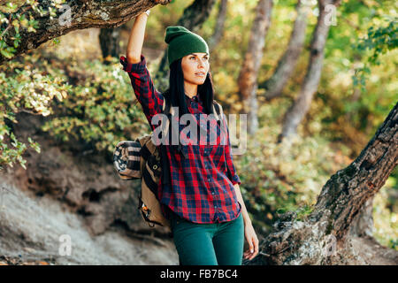 Nachdenklich weibliche Wanderer stehend im Wald Stockfoto