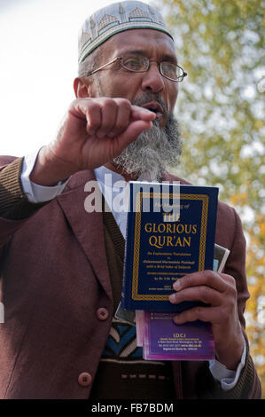 Muslimischen Mann Predigt über den Koran bei Speakers Corner im Zentrum von London am Sonntag Stockfoto