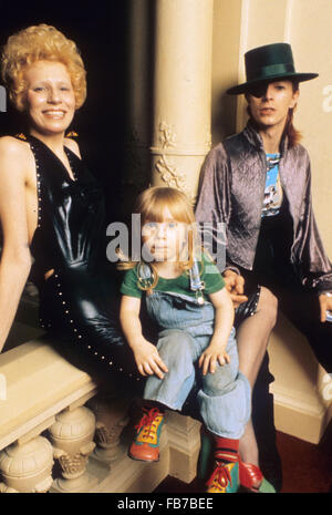 DAVID BOWIE mit Frau Angie und Sohn Zowie am Amstel Hotel, Amsterdam, Holland, im Februar 1974. Er war in der niederländischen Fernsehsendung ToPPoP erscheinen. Stockfoto