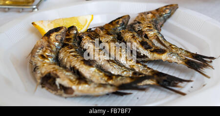 Frisch zubereitete Sardinen serviert in Torremolinos im Süden Spaniens. Stockfoto