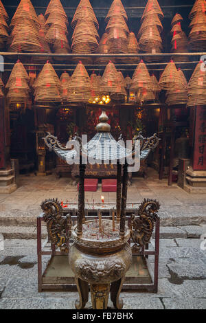 Urne mit Weihrauch klebt und Weihrauch Kegel an den Man Mo Tempel in Tai Po, Hong Kong, China. Stockfoto