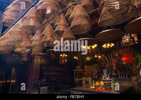 Räucherkerzen und Altar an den Man Mo Tempel in Tai Po, Hong Kong, China. Konzentrieren Sie sich auf die Kegel. Stockfoto