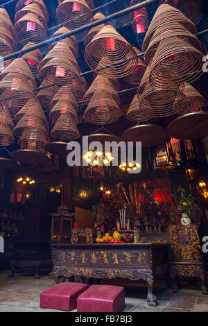 Räucherkerzen und Altar an den Man Mo Tempel in Tai Po, Hong Kong, China. Konzentrieren Sie sich auf die Kegel. Stockfoto