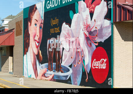 Coca-Cola Kunst Wandbild an der Seite Gaddy Medikament Apotheke (gegründet 1949) Gebäudes in Muskogee, Oklahoma, USA. Stockfoto