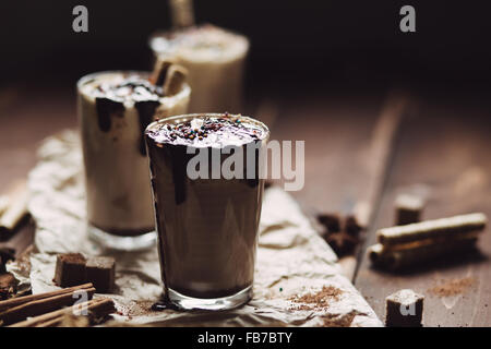 Schokoladeneis mit Wafer rollt in Glas auf Holztisch Stockfoto