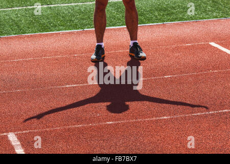 Niedrige Teil der jungen männlichen Athleten trainieren auf Rennstrecke Stockfoto