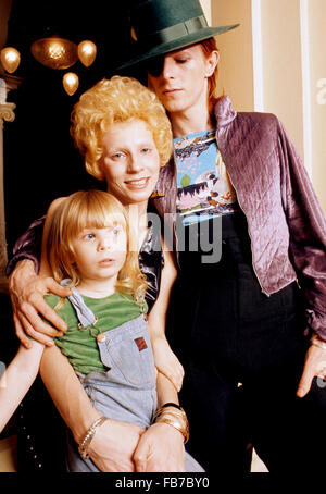 DAVID BOWIE mit Frau Angie und Sohn Zowie am Amstel Hotel, Amsterdam, Holland, im Februar 1974. Er war in der niederländischen Fernsehsendung ToPPoP erscheinen. Stockfoto