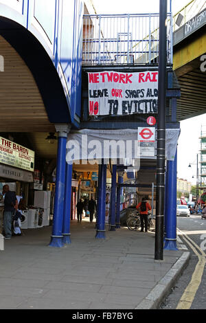 Speichern Sie Brixton-Kampagne von Gentrifizierung und die Räumung der Geschäfte von Network Rail Atlantic Road Brixton South London Stockfoto