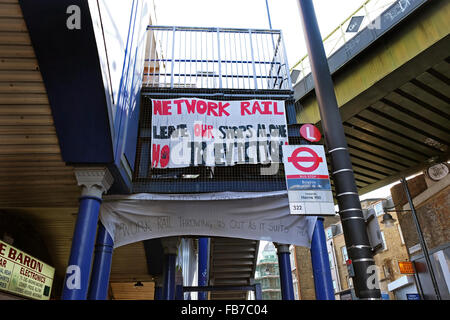 Speichern Sie Brixton-Kampagne von Gentrifizierung und die Räumung der Geschäfte von Network Rail Atlantic Road Brixton South London Stockfoto