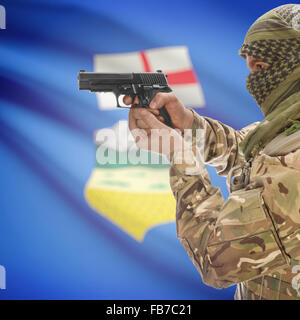Mann mit Gewehr in der Hand und kanadischen Provinz Flagge auf Hintergrund-Serie - Alberta Stockfoto